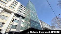 დღეს ეს მრავალსართულიანი შუშის შენობა დაკეტილია. ფოტო გადაღებულია 2026 წლის 18 თებერვალს