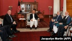 Sekretari amerikan i Shtetit, Mike Pompeo gjatë një takimi me presidentin e Afganistanit, Ashraf Ghani, Qershor, 2019