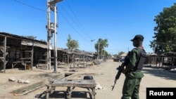 Një polic në Nigeri pranë një xhamie që u godit nga një shpërthim. 25 dhjetor 2025. 