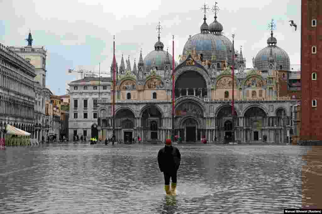 По воде в резиновых сапогах до колен