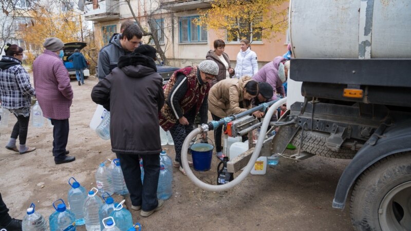 В селе Бахчисарайского района пересохли скважины, воду доставляют автоцистернами (+фото)