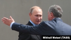 Russian President Vladimir Putin (left) and Rosneft Chief Executive Igor Sechin