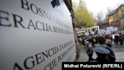 Protest korisnika kredita u "švicarcima" ispred Agencije za bankarstvo FBiH, februar 2014.