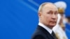 Петербург: депутаты потребовали обвинить Путина в госизмене