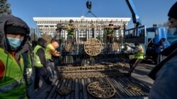 В Бишкеке сносят забор вокруг Белого дома – демонтировать его обещала каждая новая власть