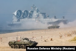 Российские военные на учениях в Калининградской области в 2021 году отрабатывают высадку десанта с моря