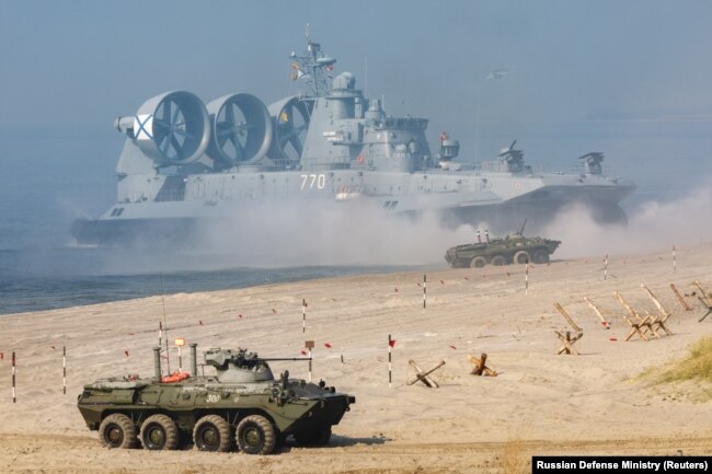 Российские военные на учениях в Калининградской области в 2021 году отрабатывают высадку десанта с моря