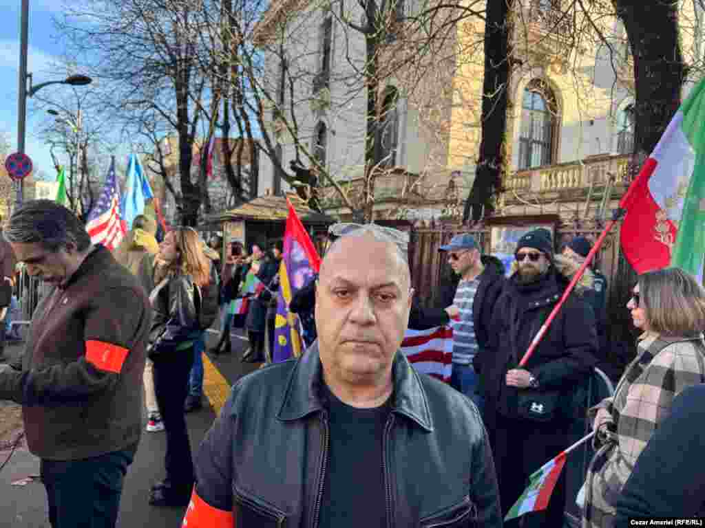 „Suntem alături de compatrioții din Iran, suntem vocea lor”, a declarat pentru Europa Liberă Reza Heidari, medic, translator și activist iranian stabilit în România dinainte de 1989.