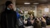 Locuitori ai Kievului adăpostindu-se într-o stație de metro în timpul atacurilor rusești cu rachete, 11 octombrie 2022.