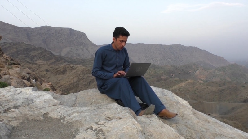 Yokary bilim: Pakistanly talyp Internet üçin daglara cykyar