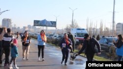 Вице-премьер-министр Алтынай Өмүрбекова акцияга кошулду.