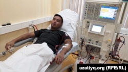 41-летний Айдар Шекенов во время процедуры диализа. Нур-Султан, ноябрь 2019 года. Фото предоставлено Шекеновым.