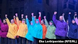 "ახალი თეატრი" საპროტესტო მანიფესტით, 1 თებერვალს, ბათუმში ჩავიდა და ხალხს ევროპის მოედანზე შეხვდა