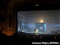 Ochiul mare din mijlocul scenei se sparge la finalul actului III, când Oedip își pierde vederea și descoperă clarviziune mentală.