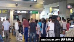 Moscow -- Turkmen students at Domodedovo airport in Moscow, 01Jul2012