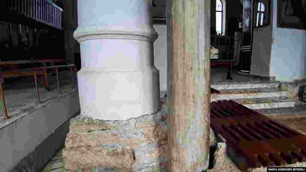 Современная скамья для посетителей расположена у подножия старинной колонны&nbsp;