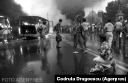 Imagine din 13 iunie 1990 cu autobuzele incendiate.