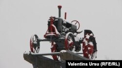 Monumentul unui tractor sovietic, amplasat în nordul R. Moldova