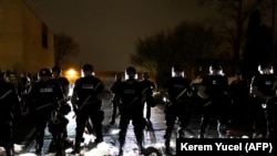 Ilustracija: Policija na demonstracijama u Mineapolisu, Minesota SAD, april 2021. 