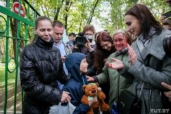 Дитину не забрали зі школи до 18:00. Після цього вчителі викликали органи опіки, не зателефонувавши родичам