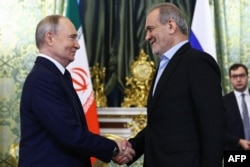 Встреча президентов России и Ирана Владимира Путина и Масуда Пезешкиана перед началом переговоров в Кремле. 17 января 2025 года