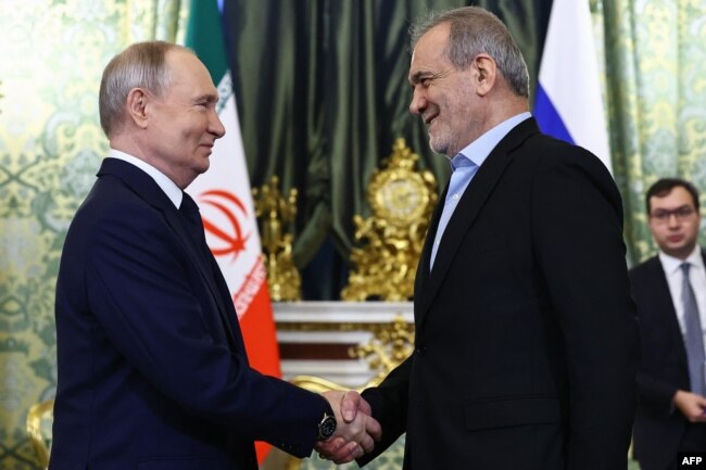 Presidentët rusë dhe iranianë, Vladimir Putin dhe Masoud Pezeshkian, takohen para bisedimeve në Kremlin më 17 janar 2025.