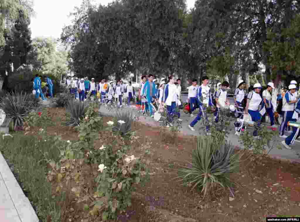 Talyplar mejbury çärelere barýarlar.