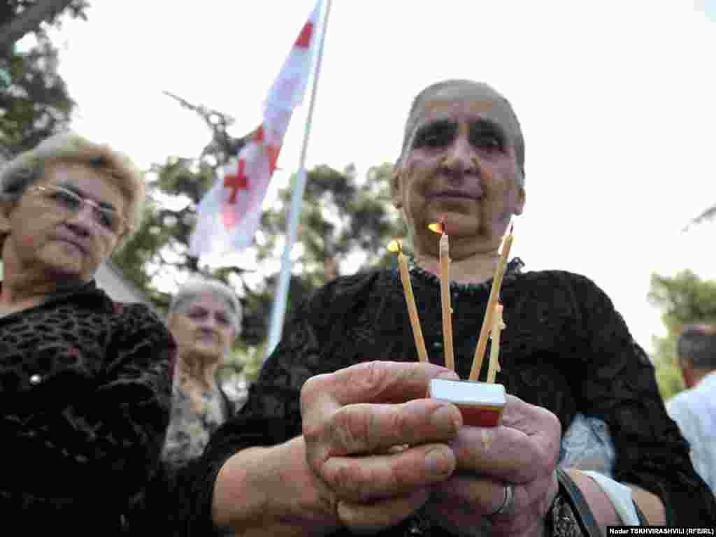 დაღპულთა საპატივცემულოდ სანთლები დაანთეს. - საქართველოში სოხუმის დაცემის დღე, 27 სექტემბერი, სხვადასხვანაირად აღნიშნეს - შეიკრიბნენ დაღუპულთა მემორიალთან, მოაწყვეს მსვლელობა თბილისის ქუჩებში და ვაკის პარკში გაიხსენეს 17 წლის წინანდელი მოვლენები. აფხაზეთში საომარი მოქმედებები 1992 წლის 14 აგვისტოს დაიწყო. ომი 13 თვე და 13 დღე გაგრძელდა.