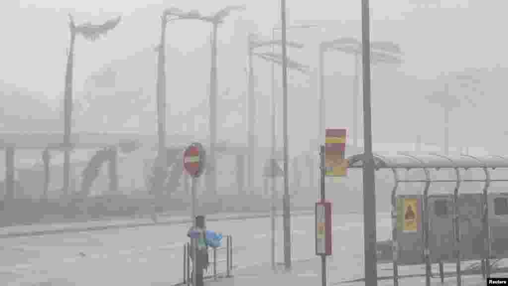 Szeptember 24-én a szupertájfun hurrikánerejű széllel és özönvízszerű esőzésekkel sújtotta Hongkongot