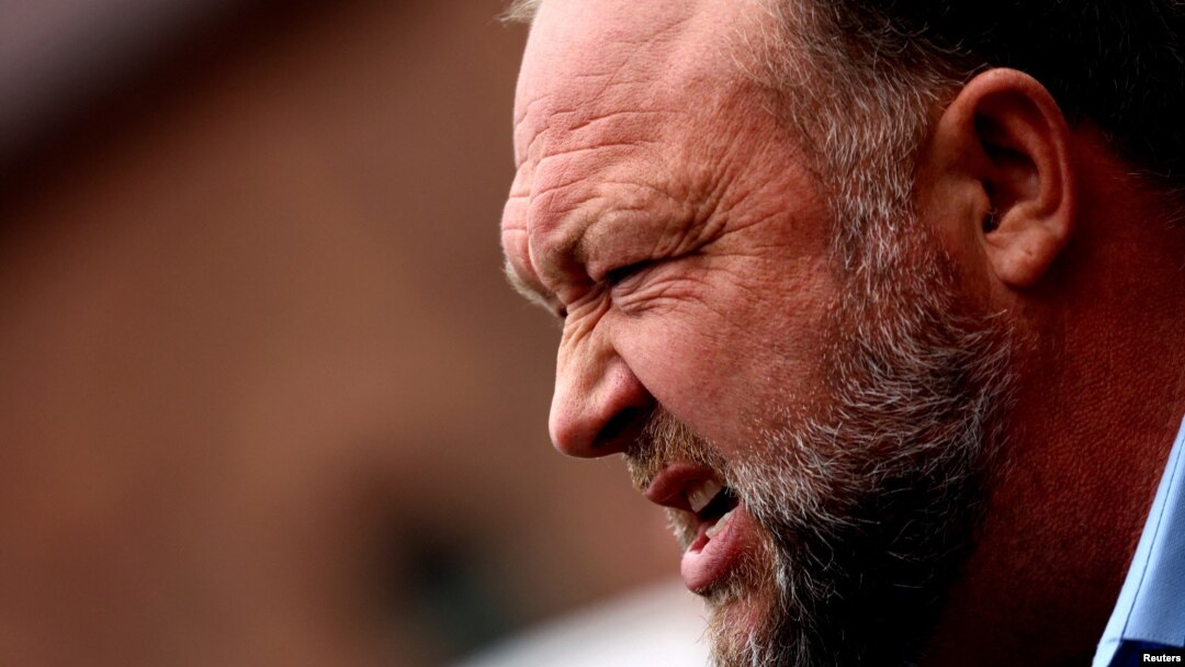 Conspiraționistul pro-Trump Alex Jones a decis acum 10 ani că atacul armat de la școala Sandy Hook în care au fost uciși 20 de copii și 6 profesori nu era real. Părinții îndurerați ar fi fost actori. Acum trebuie să plătească familiilor daune de aproape un miliard de dolari. 