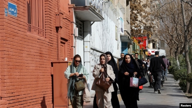 Gra iraniane duke u larguar nga rrugët e Teheranit në ditën e nisjes së luftës.