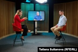 De la stânga la dreapta: Cristina Popușoi, autoarea podcastului „Pe Agendă”, Armand Goșu, politolog, Valeriu Pașa - președintele comunității WatchDog