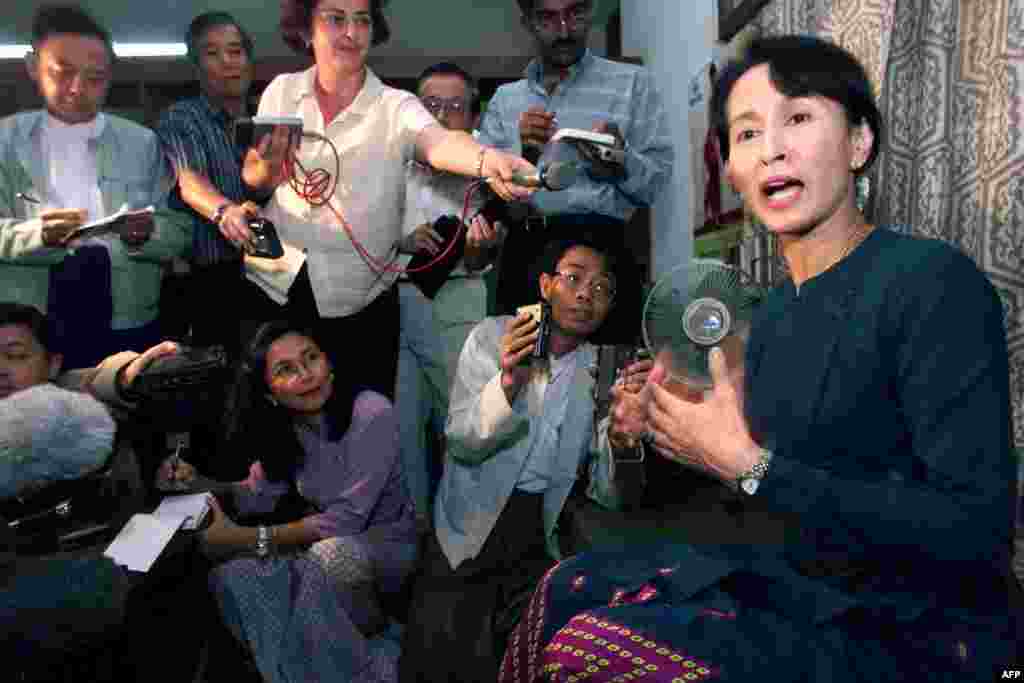 Aung San Suu Kyi at an impromptu press conference in Yangon on February 25, 1999.