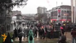 Sukob policije i demonstranata ispred Parlamenta Kosova