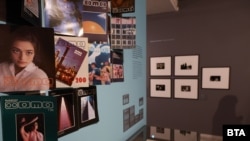 Списания "Българско фото" част от изложбата "Повече от една снимка. История на българската фотография през ХХ век". 