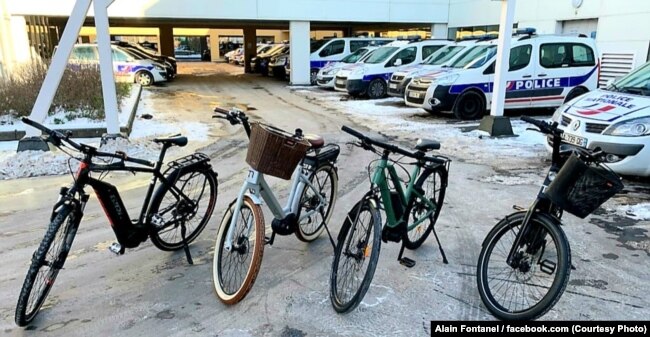 Украденные велосипеды, которые продавал сотрудник российского консульства в Страсбурге, во дворе полицейского участка
