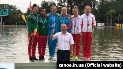 Марія Кічасова (л-с) і Анастасія Горлова (п-с), попереду голова Федерації каное України Сергій Чернишов, Пловдив, 17 липня 2017 року
