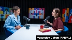 Olga Terzi (stânga), doctorandă și angajată a Agenției Naționale a Arhivelor, discută cu autoarea podcastului Laboratorul Social, Victoria Coroban