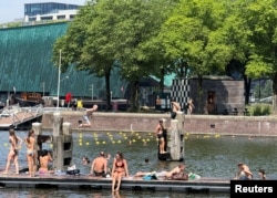 Ljudi na kupalištu u Amsterdamu.