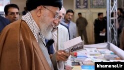 آیت‌الله خامنه‌ای در حال تورق یکی از آثار شاملو در نمایشگاه کتاب تهران، ۱۳۹۸