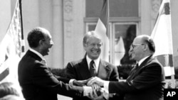 Președintele egiptean Anwar Sadat (s), președintele american Jimmy Carter (c), și premierul israelian Menachem Begin (d) au semnat în 1979 tratatului de pace dintre Egipt și Israel. Tratatul este considerat una dintre marile reușite ale mandatului lui Carter.