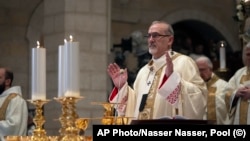 კარდინალი პიერბატისტა პიცაბალა საშობაო ღვთისმსახურებისას ბეთლემში ქრისტესშობის ეკლესიაში. 25 დეკემბერი, 2023 წელი (არქივი)