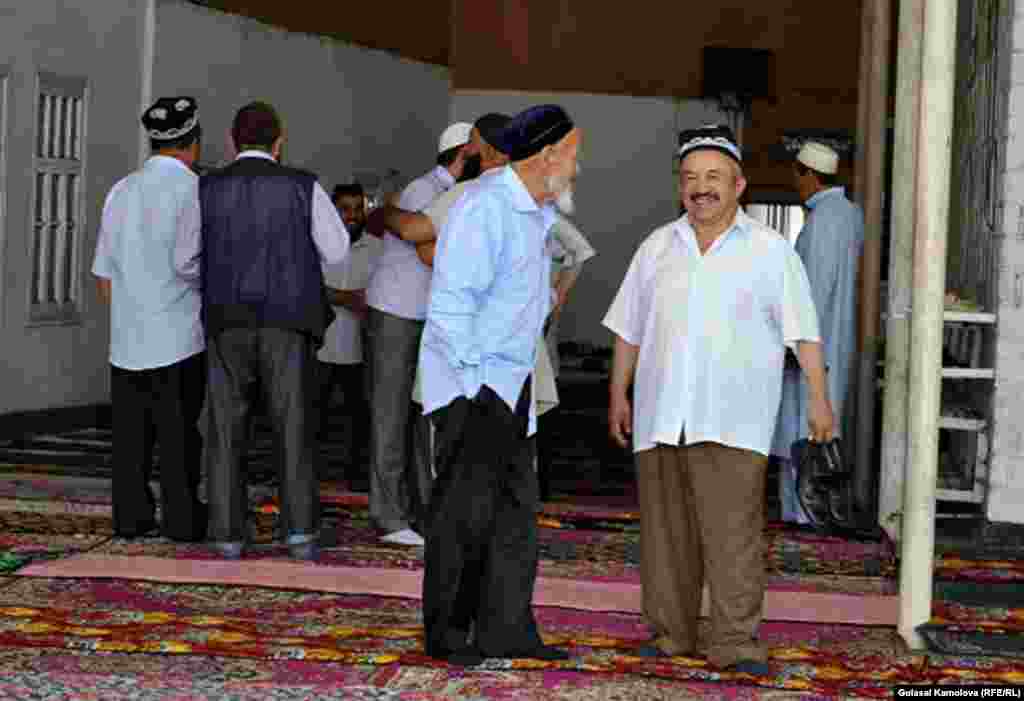 10 июн куни Жума намозидан сўнг одамлар масжиддан чиқмоқда.