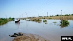 В Северной Осетии разгулявшаяся стихия создала массу проблем- разрушено 26 мостов, уничтожен не один километр дорожного полотна