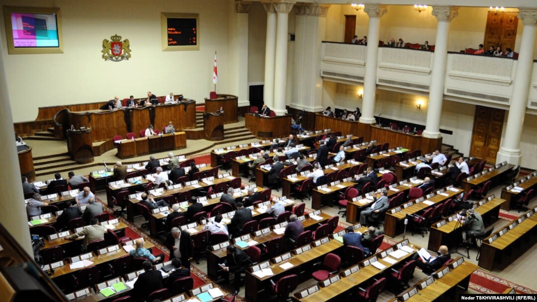 Сегодня парламент принял законопроект о пакете поправок в 11 законов Грузии в первом чтении