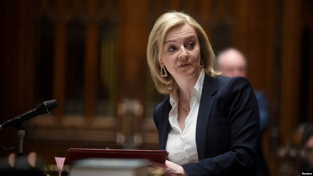 Premierul britanic Liz Truss și-a anunțat joi demisia, dar va rămâne în funcţie până la alegerea succesorului său pe 28 octombrie. 