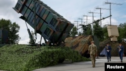 Служащие ВСУ рядом с пусковой установкой ЗРК Patriot