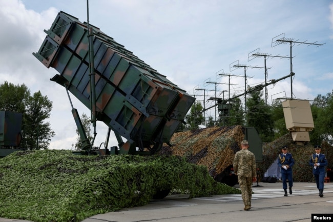 Українські військові поруч із пусковою установкою системи ППО Patriot у невказаному місці. Україна, 4 серпня 2024 року