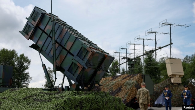Các quân nhân Ukraine đi cạnh bệ phóng của hệ thống phòng không Patriot tại một địa điểm không được tiết lộ ở Ukraine.