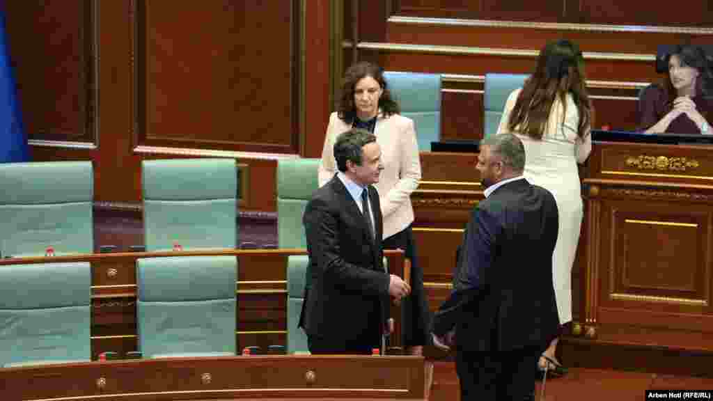 Kryeministri i Kosovës, Albin Kurti, duke biseduar me ministrin e tij për Punë, Familje dhe Vlera të Luftës Çlirimtare, Andin Hoti, gjatë vazhdimit të seancës për zgjedhjen e presidentit. 